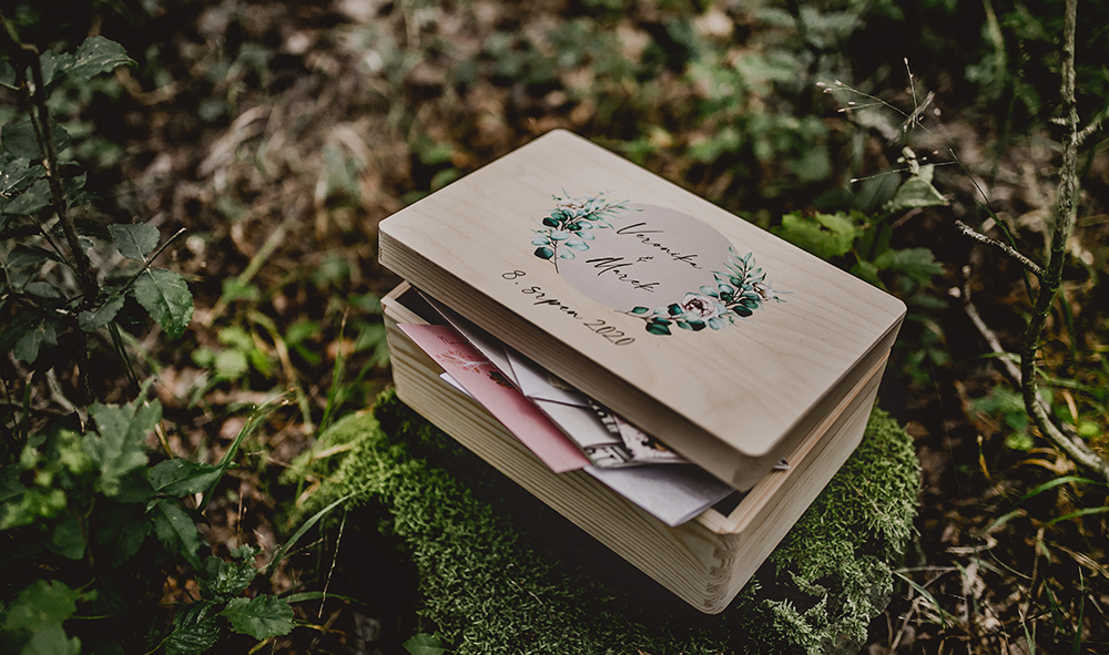 Přírodní dřevěná truhla na svatební vzpomínky